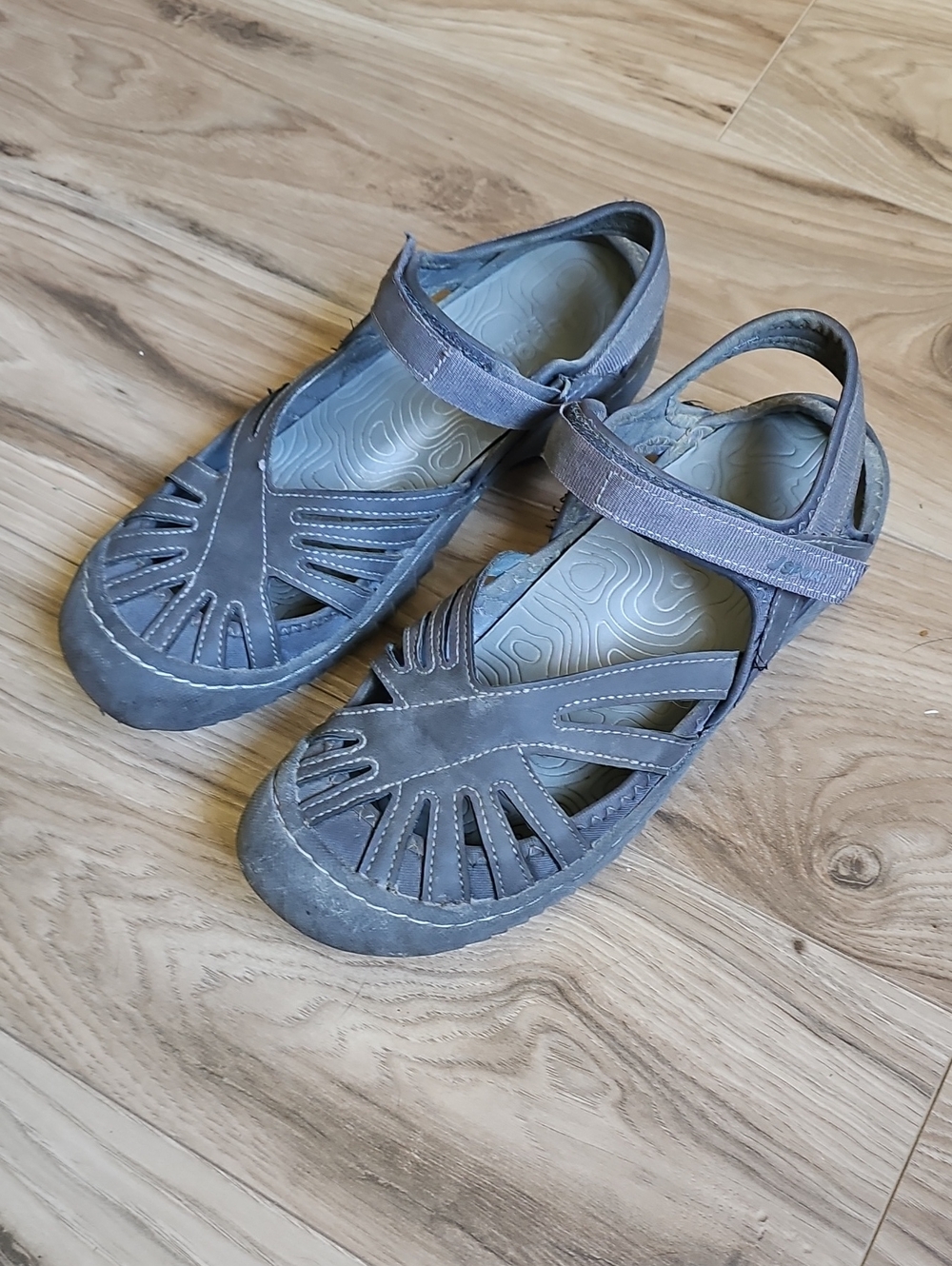 JSport by Jambu Women's Gray Closed-Toe Hook-and-Loop Sandal